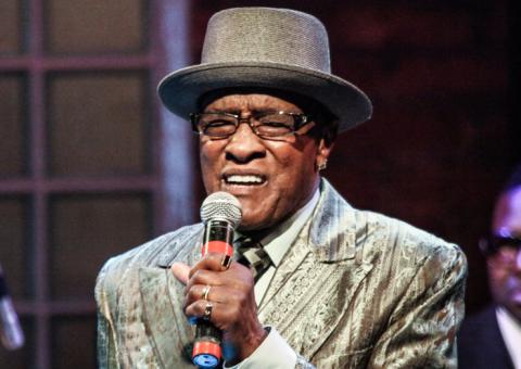 O vencedor do Grammy Billy Paul encanta em show do dia dos namorados